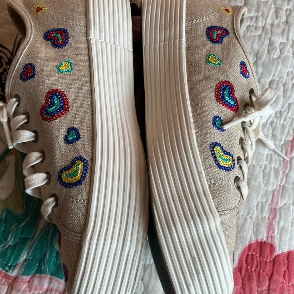 SeaVees Monterey Cream Platform Sneakers with Colorful Hearts  Embroidery SZ 9 - Picture 2 of 5